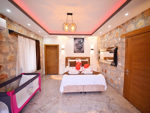  gece  -  Kasım
  | Kalkan Akbel'de Romantik Jakuzili Villa Tatili: Korunaklı Havuz ve Özel Anlar